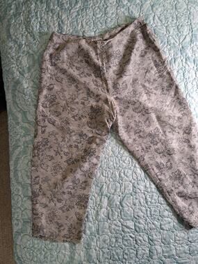 Women's Allison Taylor Gray and Black Capris Size 12
